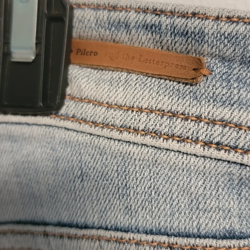 27 Anthropologie Pilcro Mid Rise Denim  Light Wash Distressed Jean Shorts Boho - Picture 7 of 8